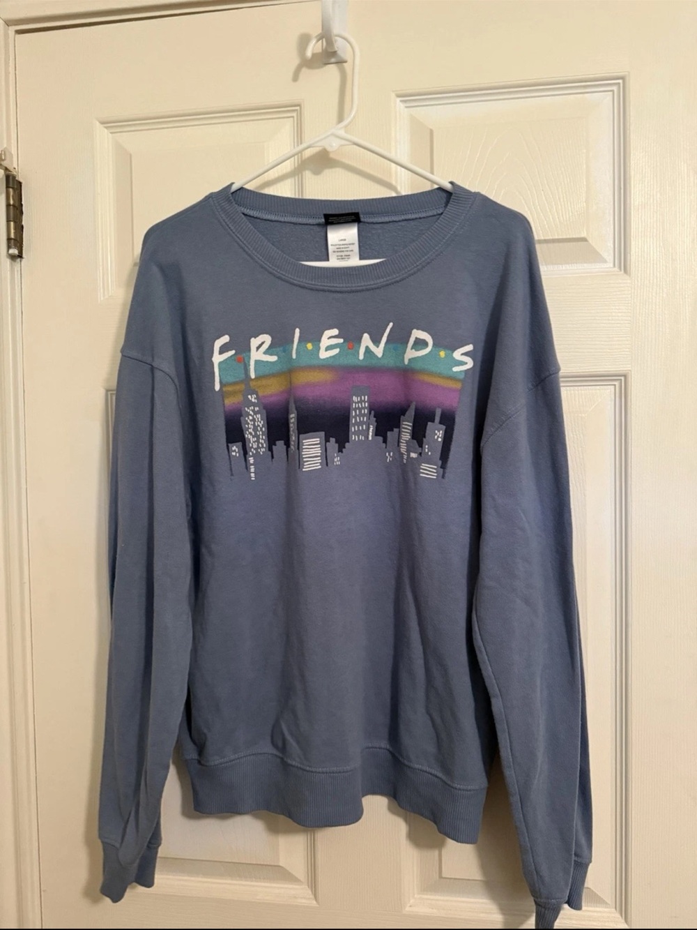 Women’s FRIENDS Pullover Sweatshirt Size L Blue
